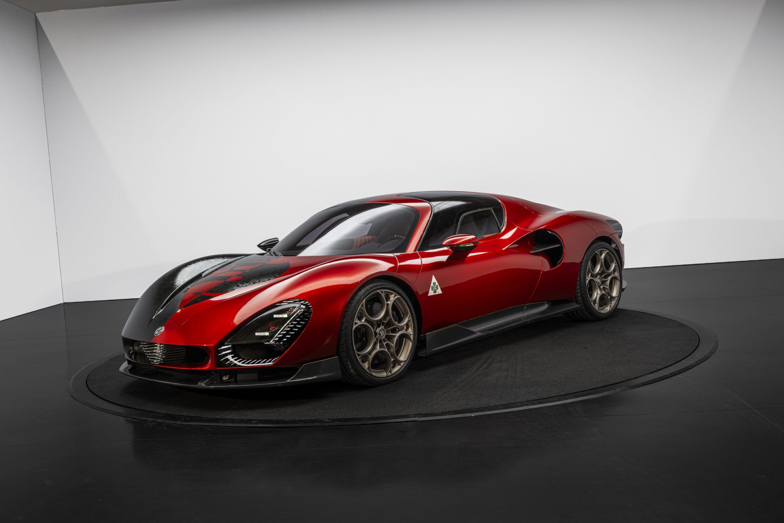 O Alfa Romeo 33 Stradale, fotografado no Salão de Paris de 2026. Não é o projeto da Bottegafuoriserie.