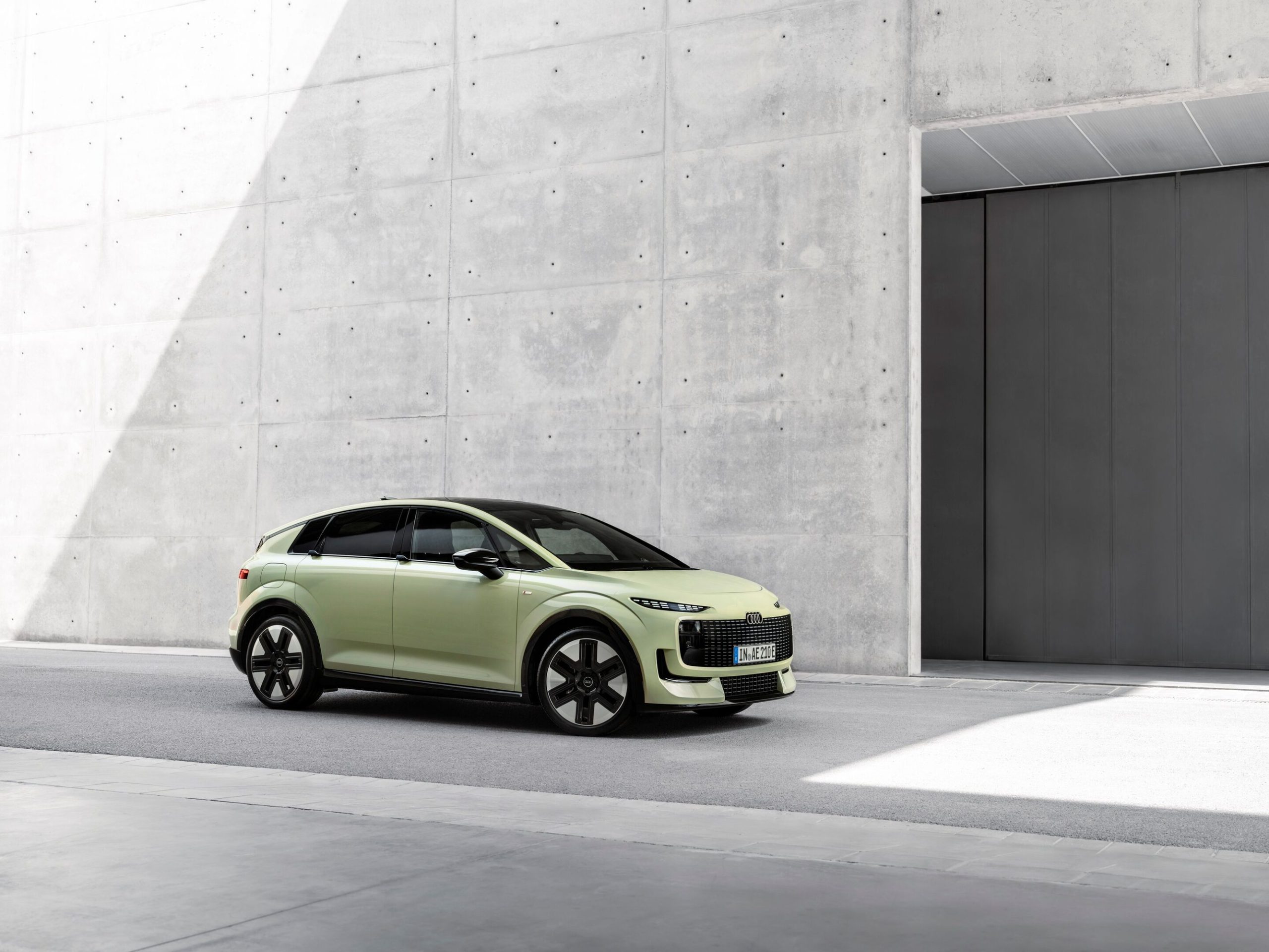 O Audi A2 e-tron verde-pistácio, numa vista dianteira de três quartos, fotografado no exterior.