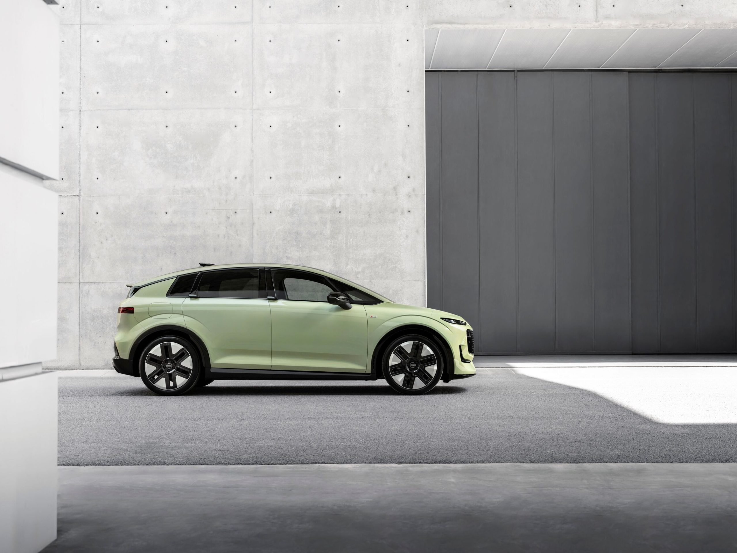 O Audi A2 e-tron verde-pistácio, visto de perfil no exterior.