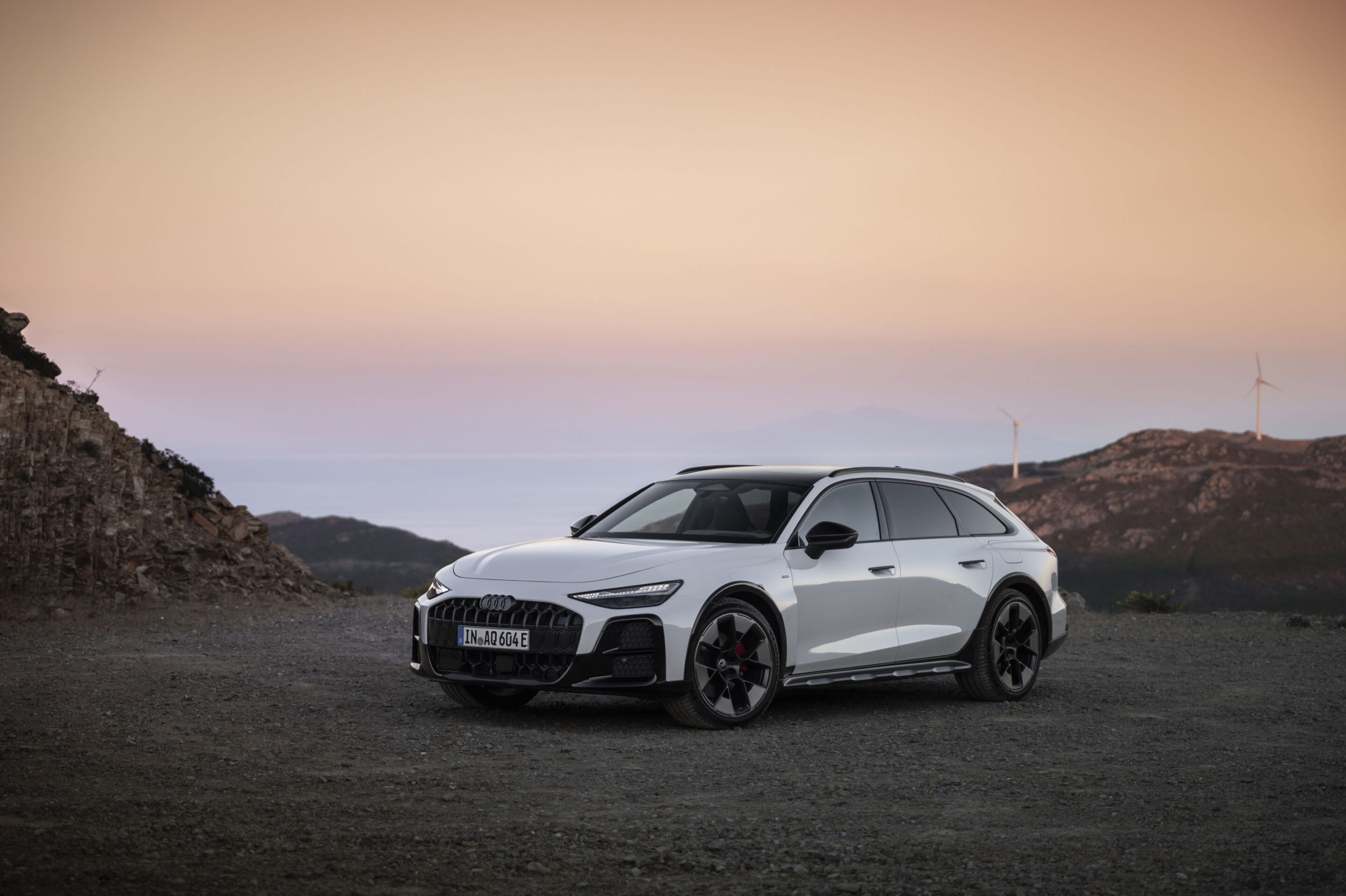 Audi A6 allroad e-hybrid, vista de perfil num cenário de montanha.