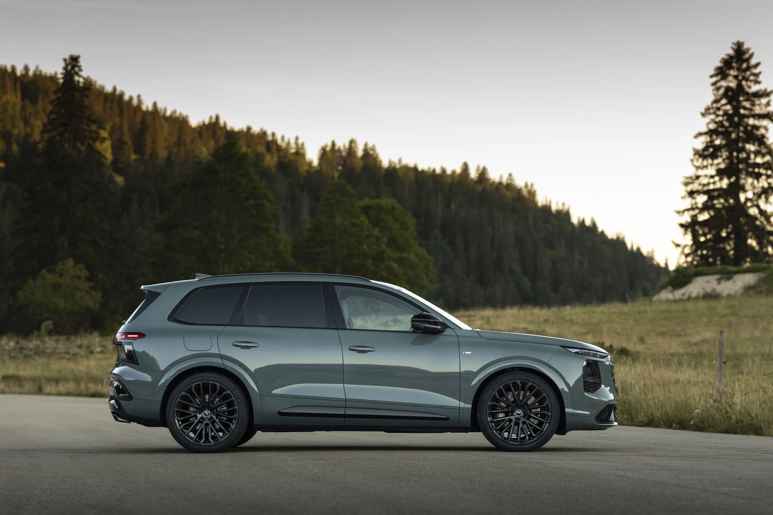 Audi Q7 de terceira geração em fotografia oficial de exterior. A imagem não identifica em particular os faróis descritos no artigo.