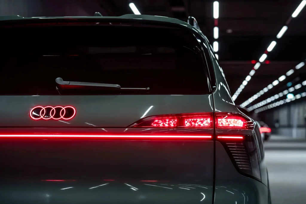 Audi Q9 estreia luzes OLED curvas e inteligentes