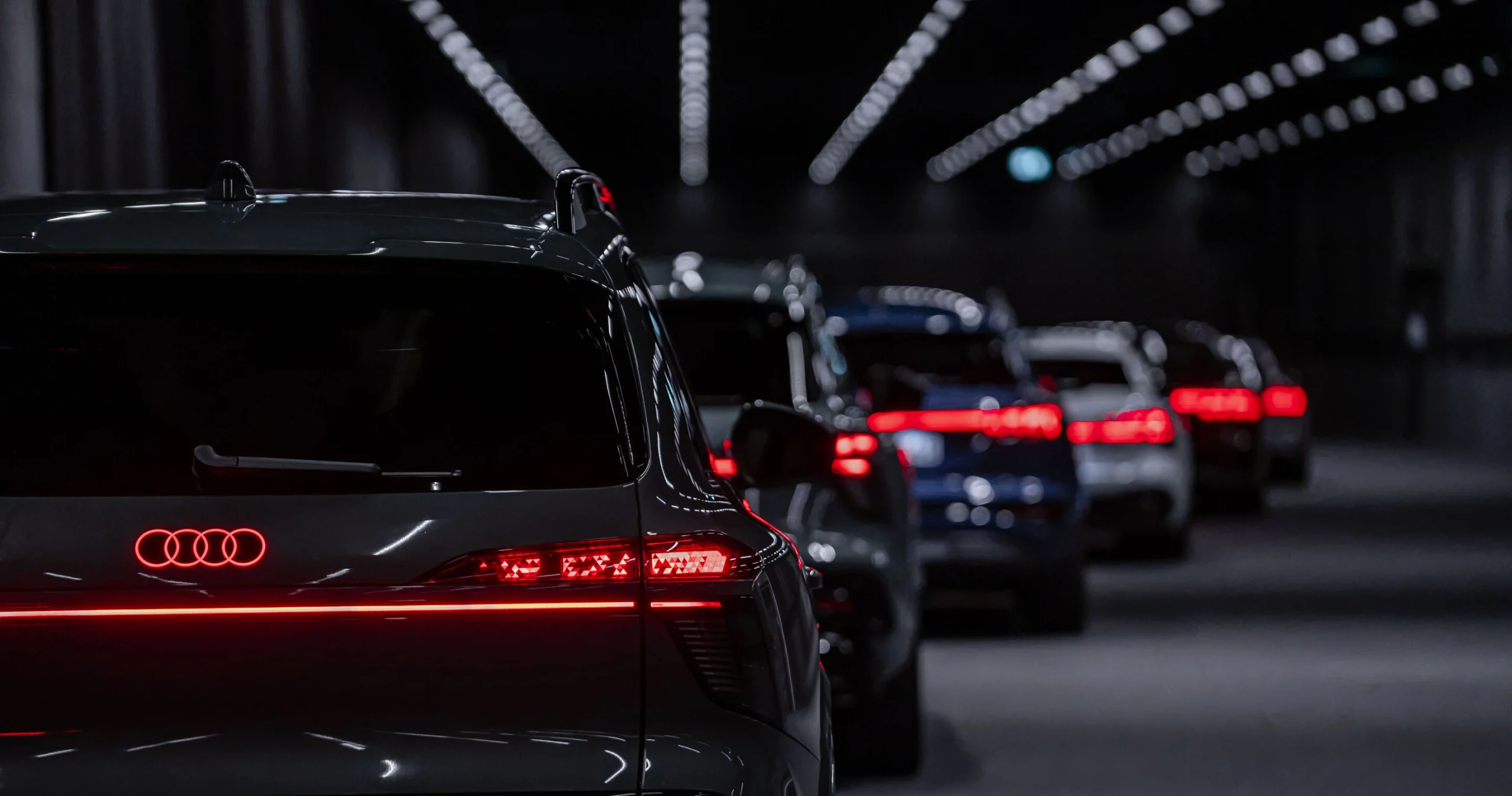 A imagem reúne farolins OLED digitais do Audi TT RS, A8, A6, Q6 e-tron, Q7 e Q9; não mostra apenas o Q9.