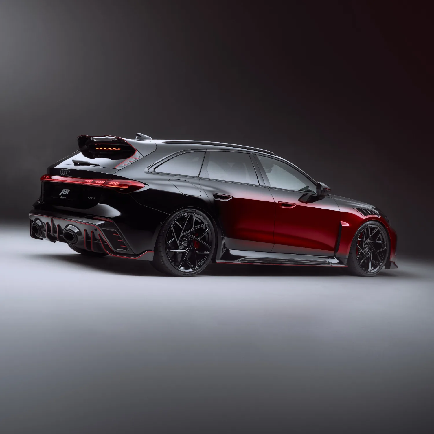 O ABT RS5-R, preparação da ABT sobre o Audi RS 5, visto de traseira e de lado.