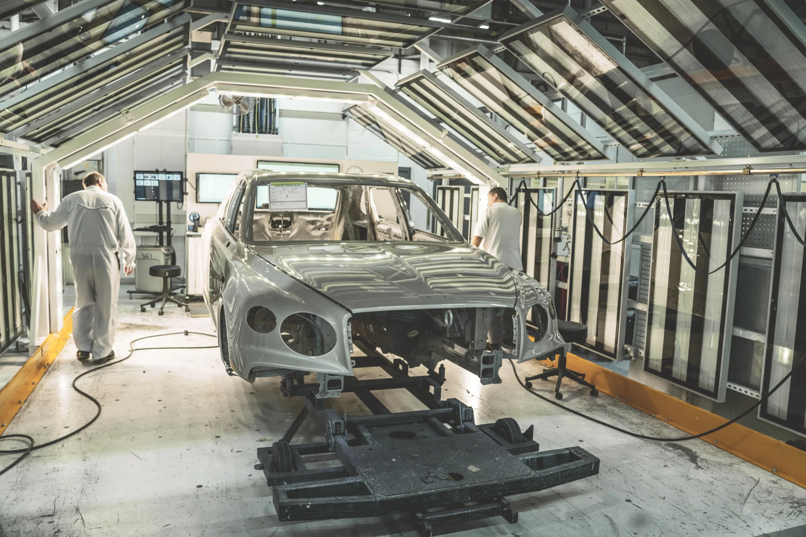 Pintura Bentley, na galeria oficial da fábrica de Crewe; o modelo não está identificado pela fonte.