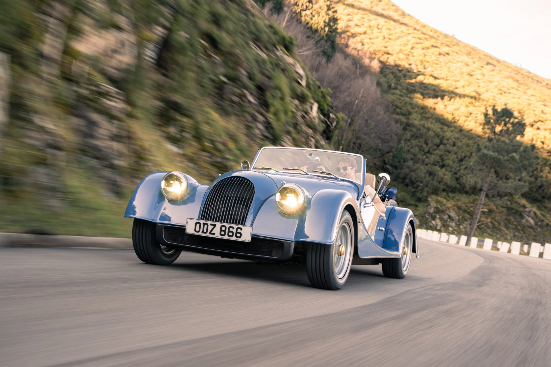 O Morgan Plus Four, numa fotografia oficial da marca.