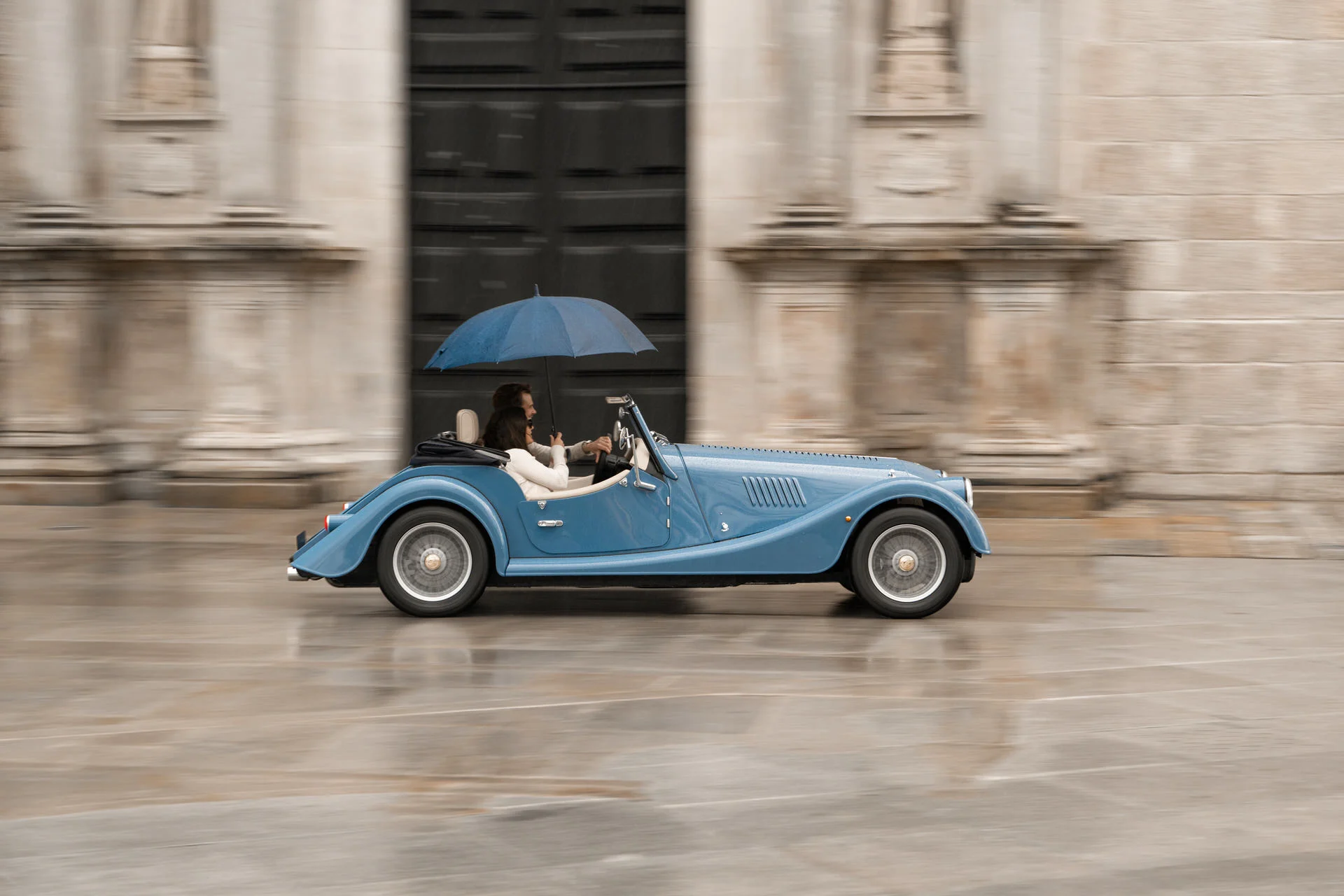 O Morgan Plus Four no exterior, numa fotografia oficial da marca.