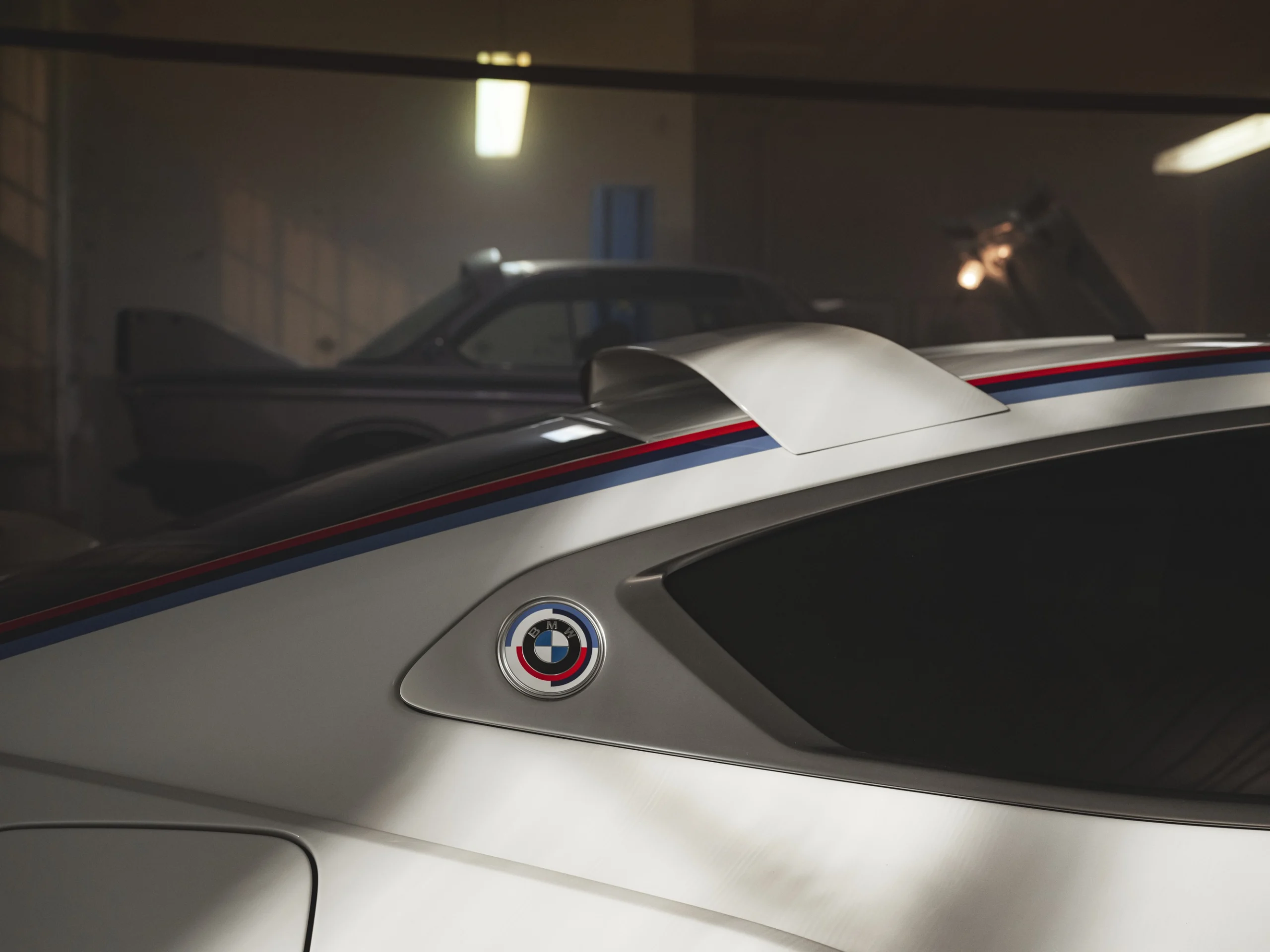 BMW 3.0 CSL de 2023, fotografia oficial da BMW; não é o Mercedes-Benz SLR McLaren referido nesta secção.