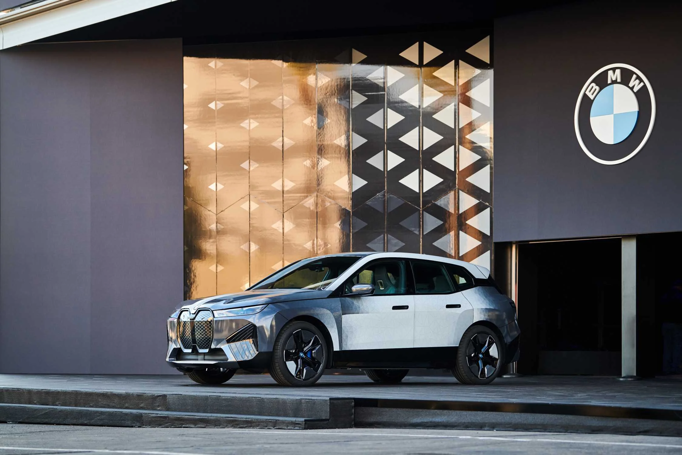 Na imagem, o BMW iX Flow, numa fotografia oficial da BMW.
