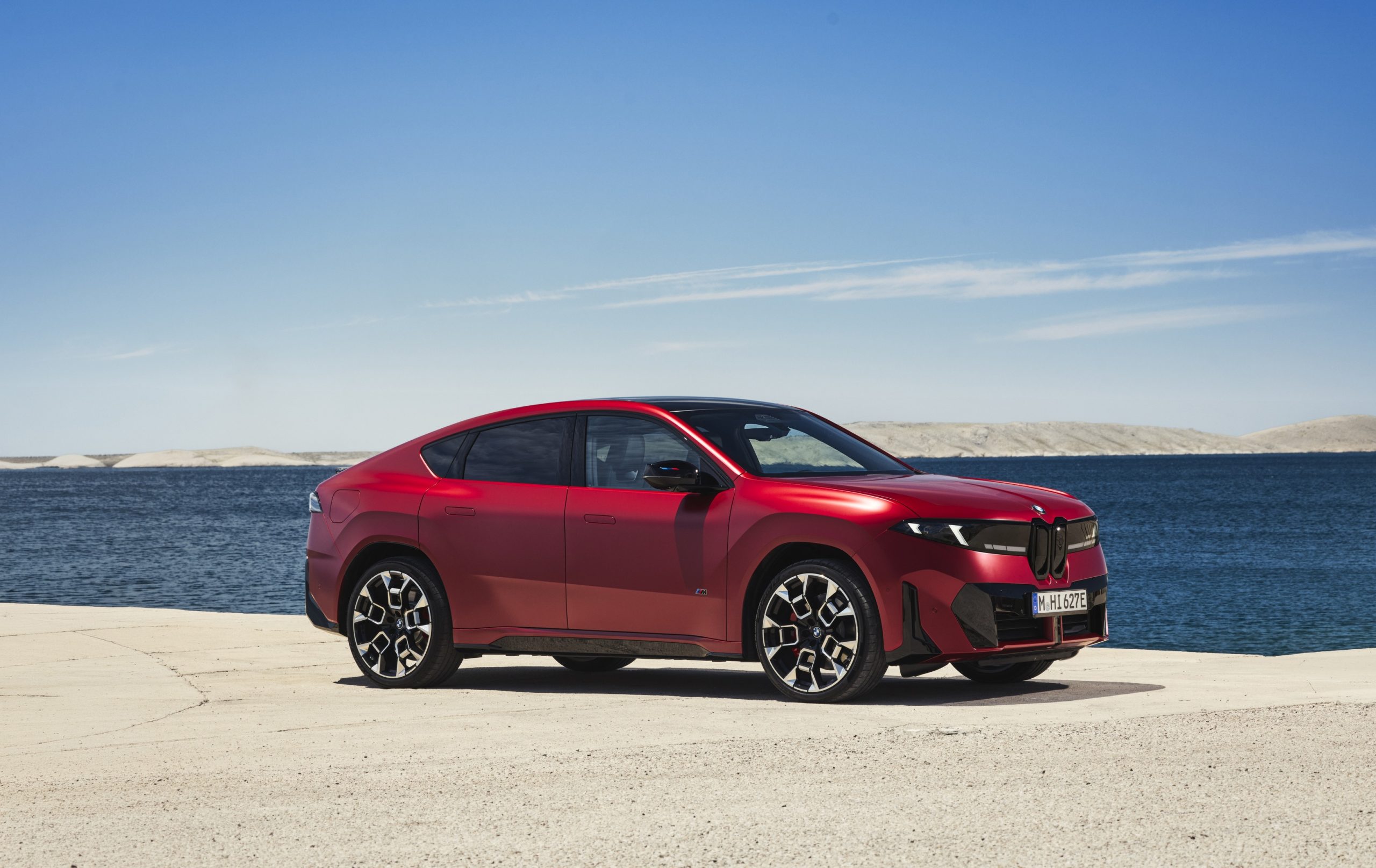O BMW iX4 M60 xDrive numa fotografia oficial de exterior.