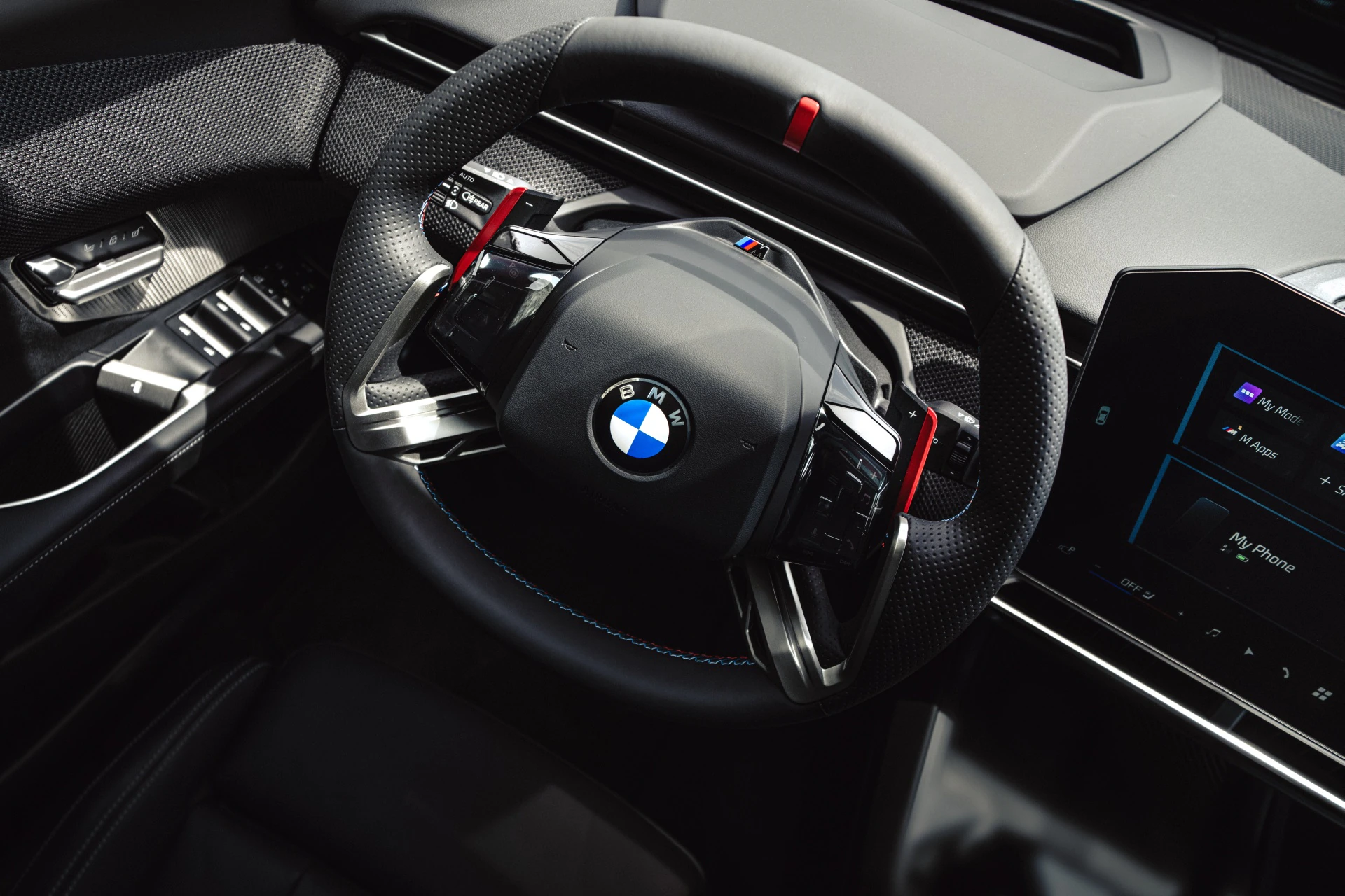 O interior do BMW M350 xDrive da geração G50, com o ecrã central e o Panoramic Vision.