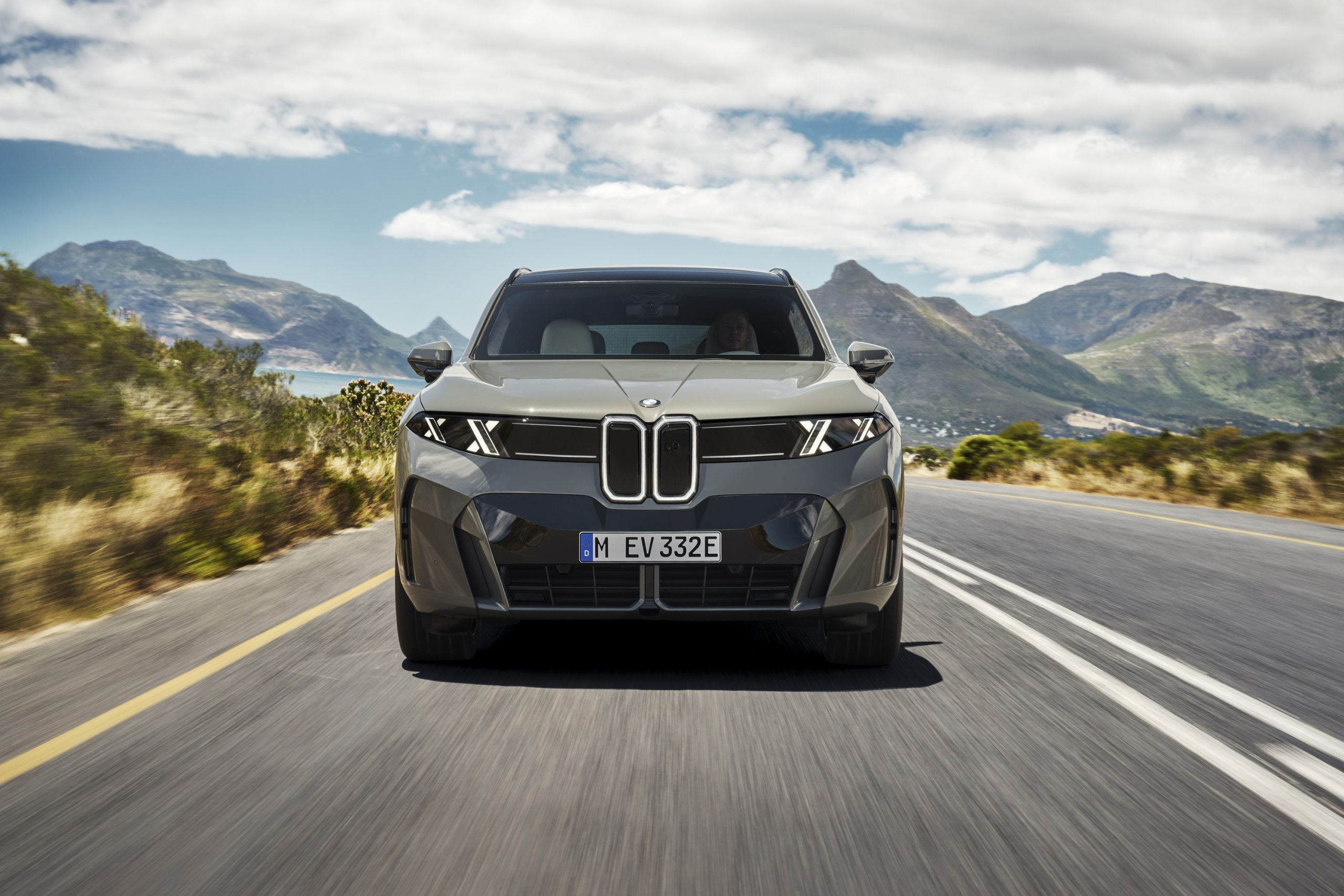 BMW iX5 60 xDrive de 2026, numa fotografia oficial da BMW.