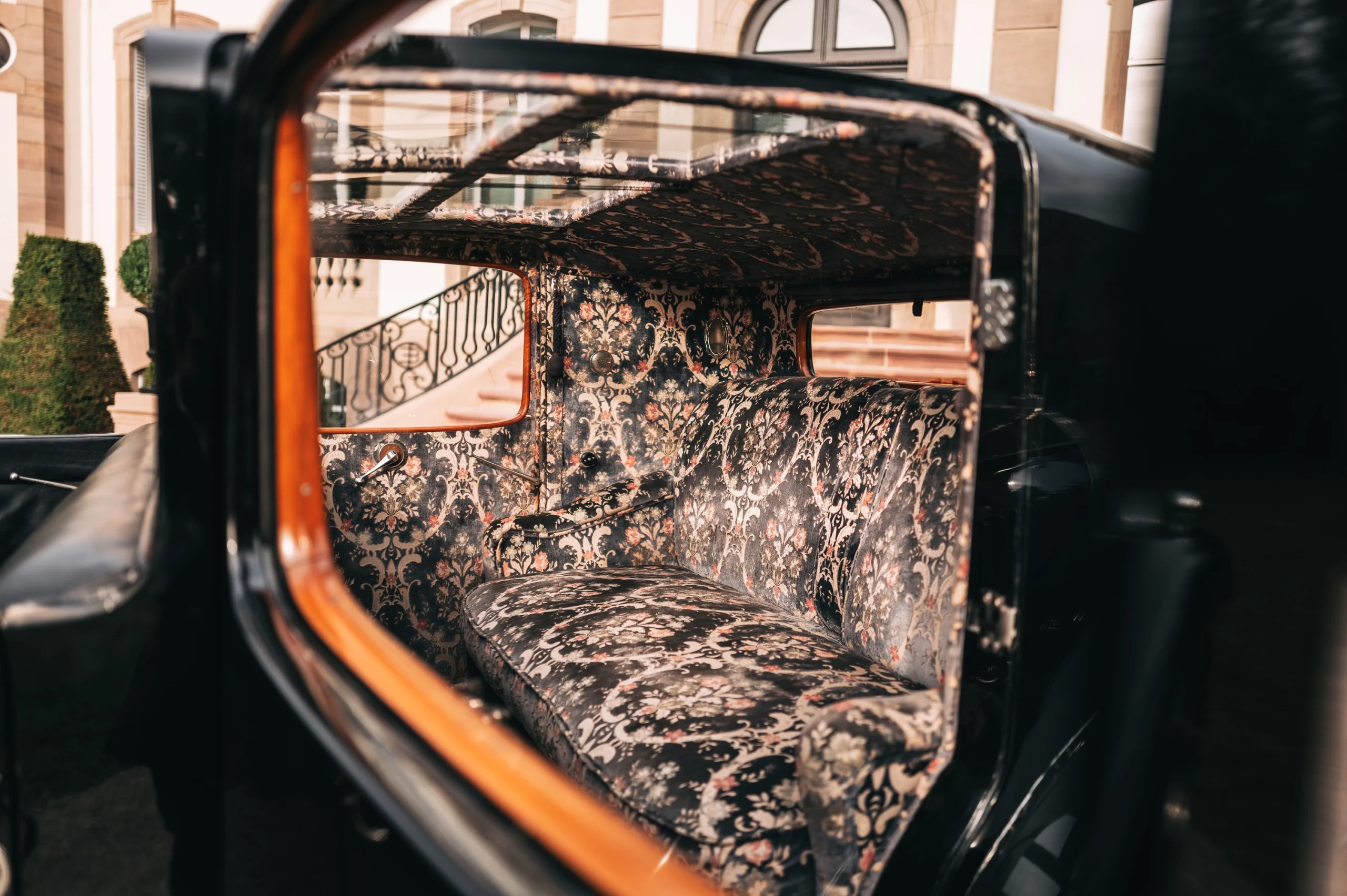 O tejadilho envidraçado do Bugatti Type 41 Royale Coupé Napoléon ilumina o compartimento traseiro.