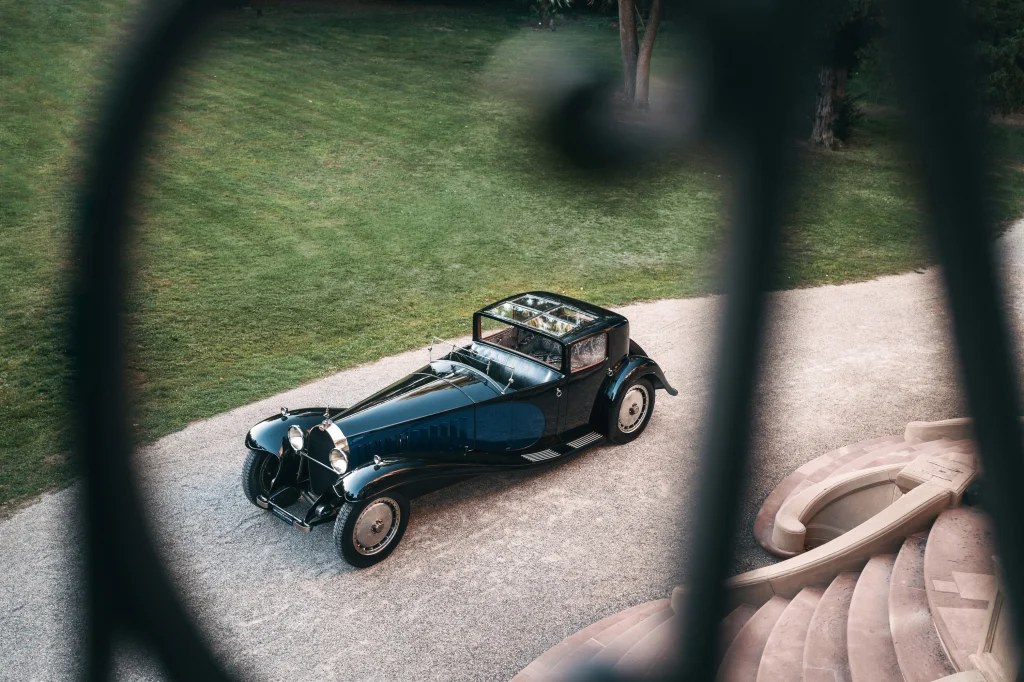 Um Bugatti sem faróis, feito para conduzir só de dia!