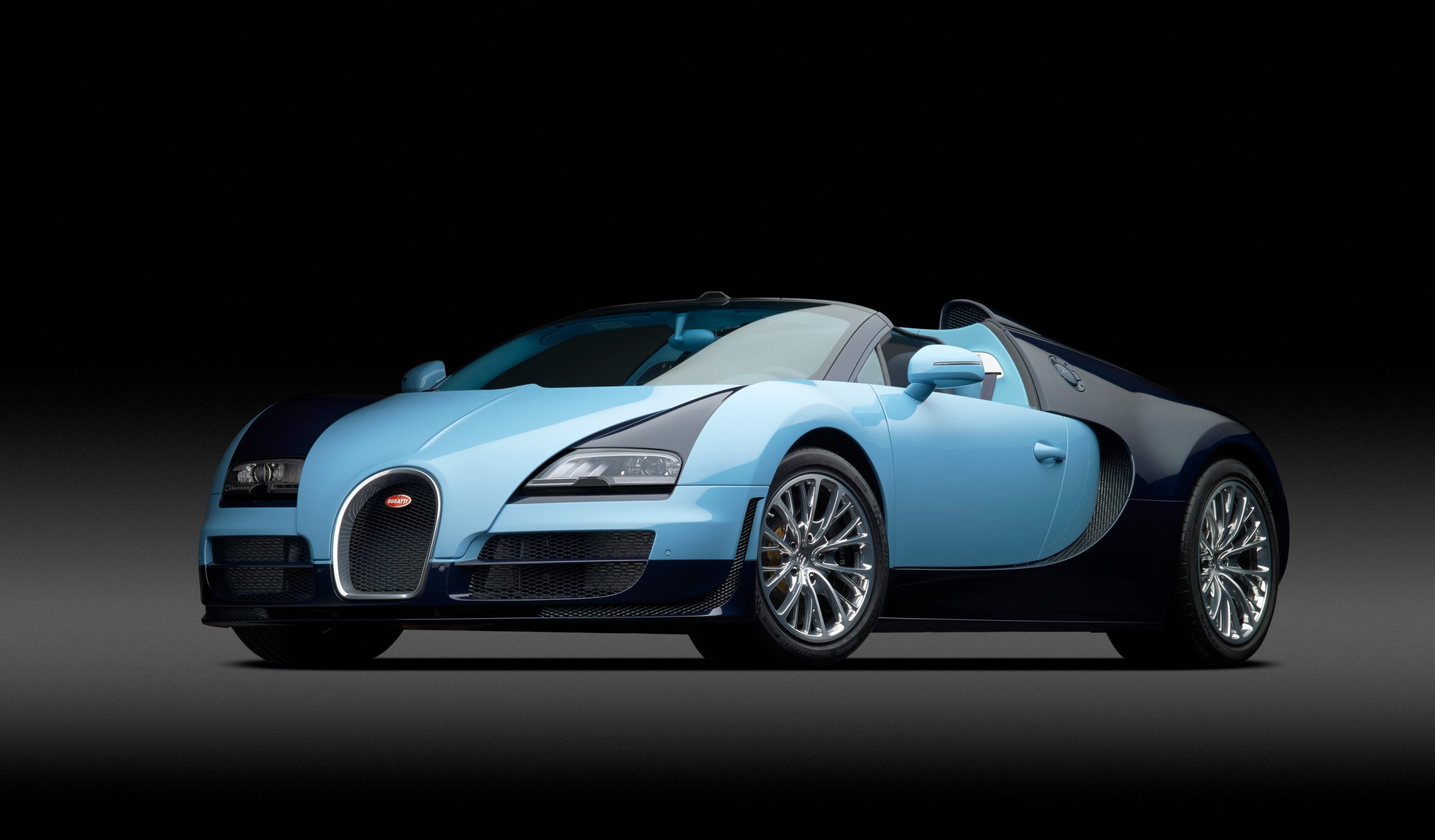 O Bugatti Veyron 16.4 Grand Sport Vitesse «Jean-Pierre Wimille», numa fotografia oficial da Bugatti de 2013. A fonte não diz qual dos três exemplares é.