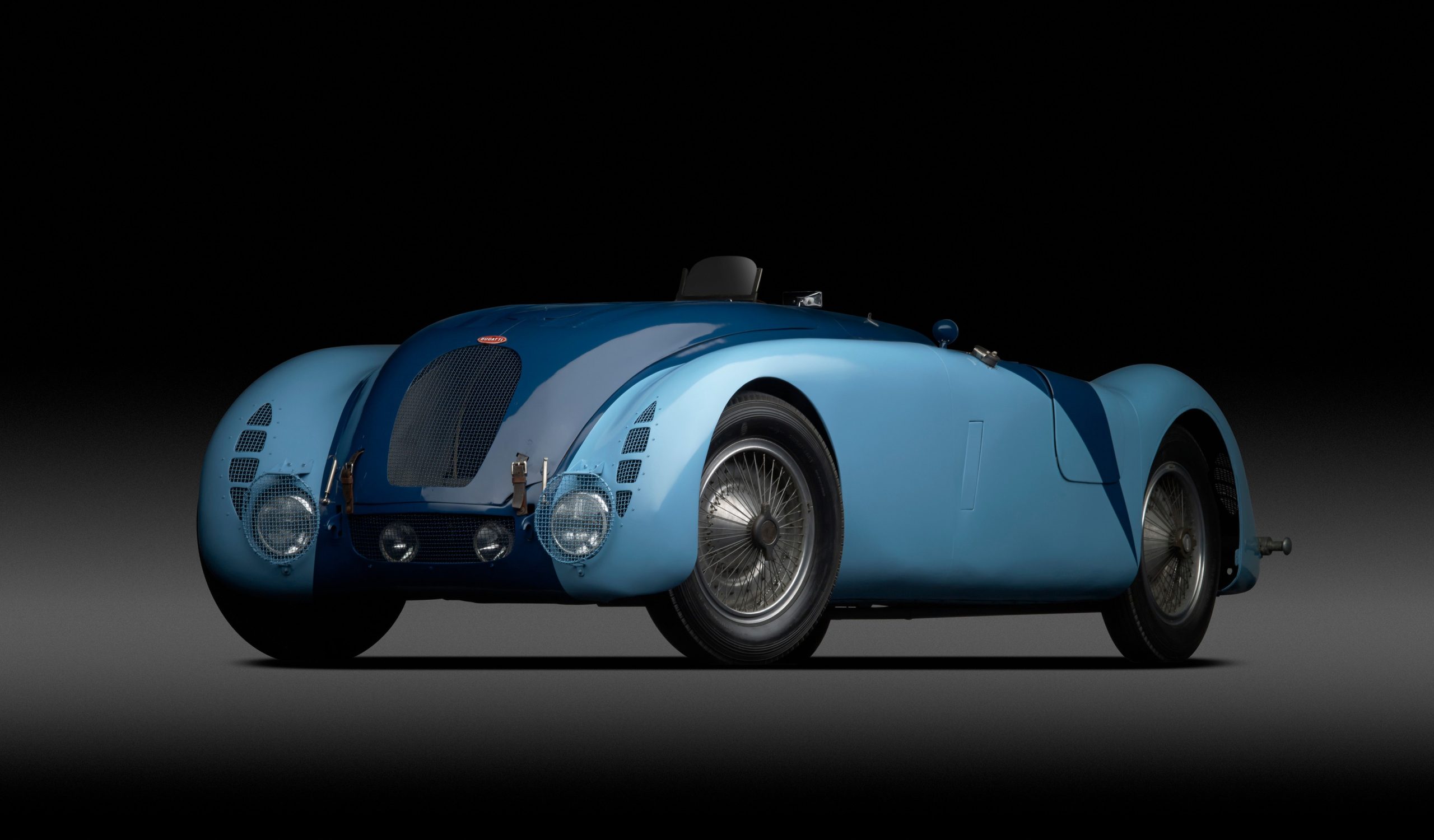 Não é o Veyron Wimille; mostra o Bugatti Type 57G Tank que venceu as 24 Horas de Le Mans em 1937, numa fotografia oficial da Bugatti.