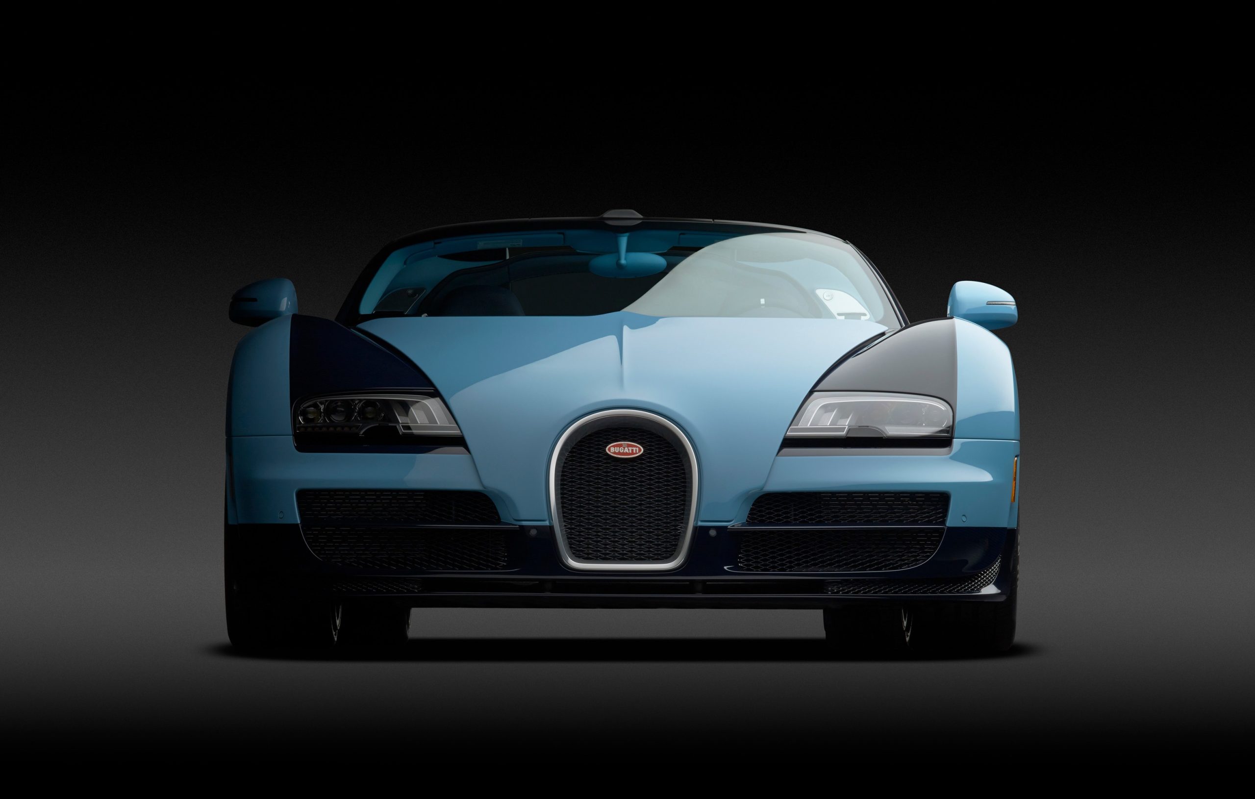 O Bugatti Veyron 16.4 Grand Sport Vitesse «Jean-Pierre Wimille», noutra fotografia oficial da Bugatti de 2013. A fonte não diz qual dos três exemplares é.