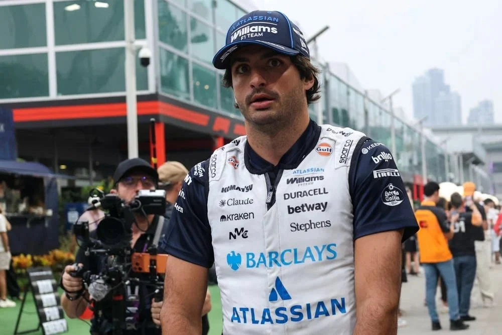 Carlos Sainz regressa com lounge ‘smooth operator’ na F1 em las vegas