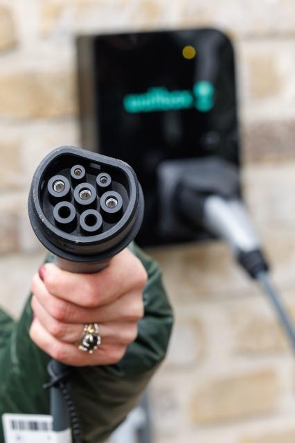 Utilização de um ponto de carregamento para automóveis elétricos numa casa particular nos arredores de Bruxelas, em janeiro de 2023. Imagem apenas representativa, modelo não identificado pela fonte. © União Europeia, 2023, CC BY 4.0