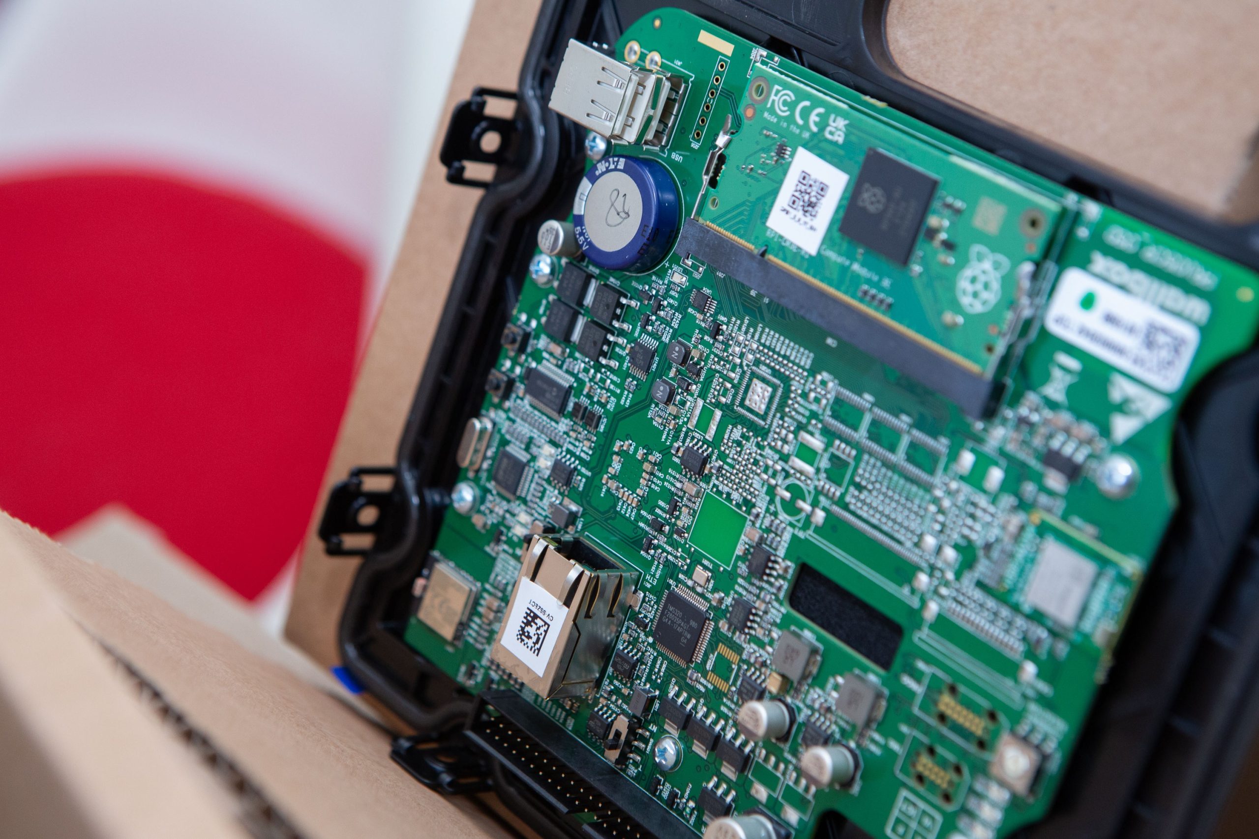 Instalação de um ponto de carregamento para automóveis elétricos numa casa particular nos arredores de Bruxelas, em janeiro de 2023. Imagem apenas representativa, pessoa e equipamento não identificados pela fonte. © União Europeia, 2023, CC BY 4.0