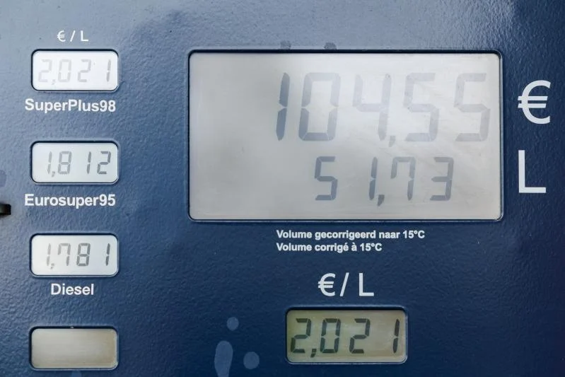 Ecrã com os preços dos combustíveis numa estação de serviço. Não representa os preços por litro em Portugal.