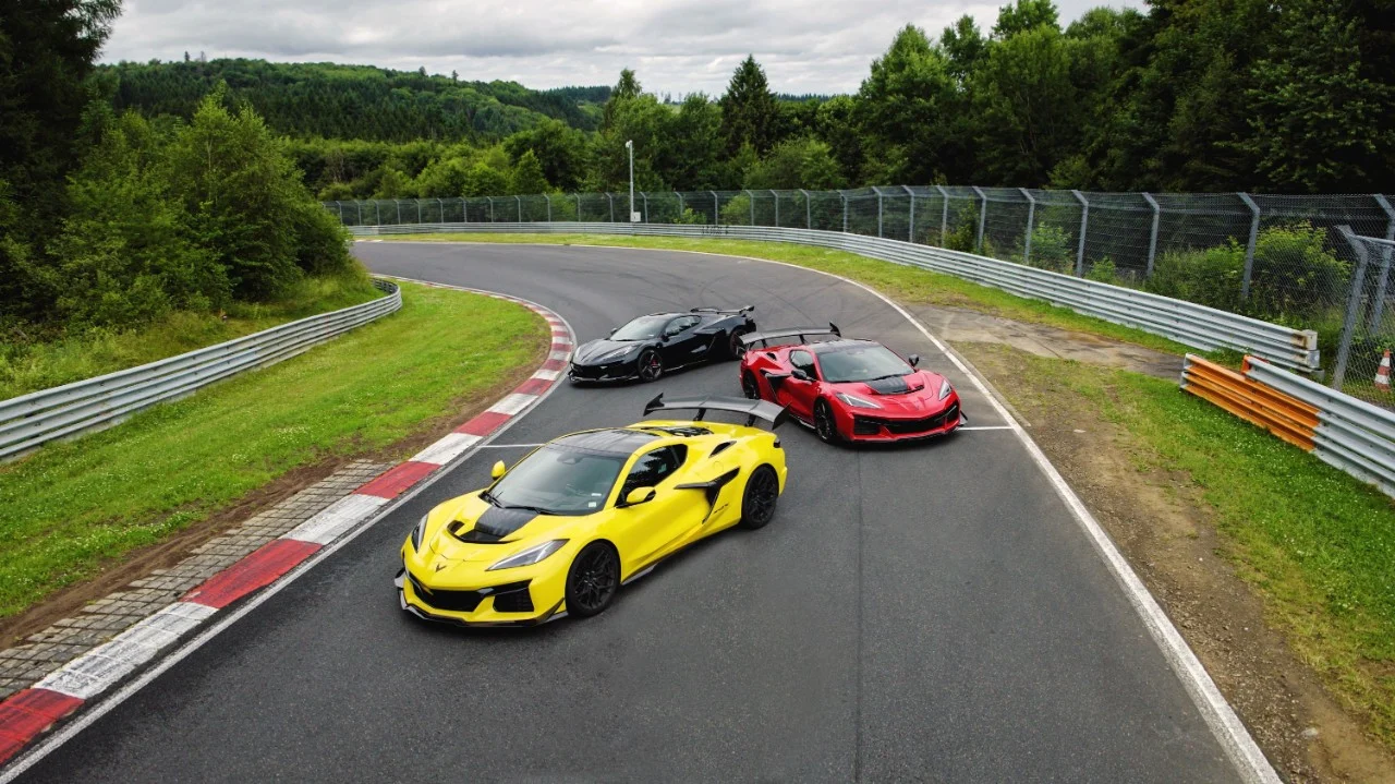 Chevrolet Corvette Z06, ZR1 e ZR1X no Nürburgring, em imagem oficial da Chevrolet. Não é o hipotético Z06X.