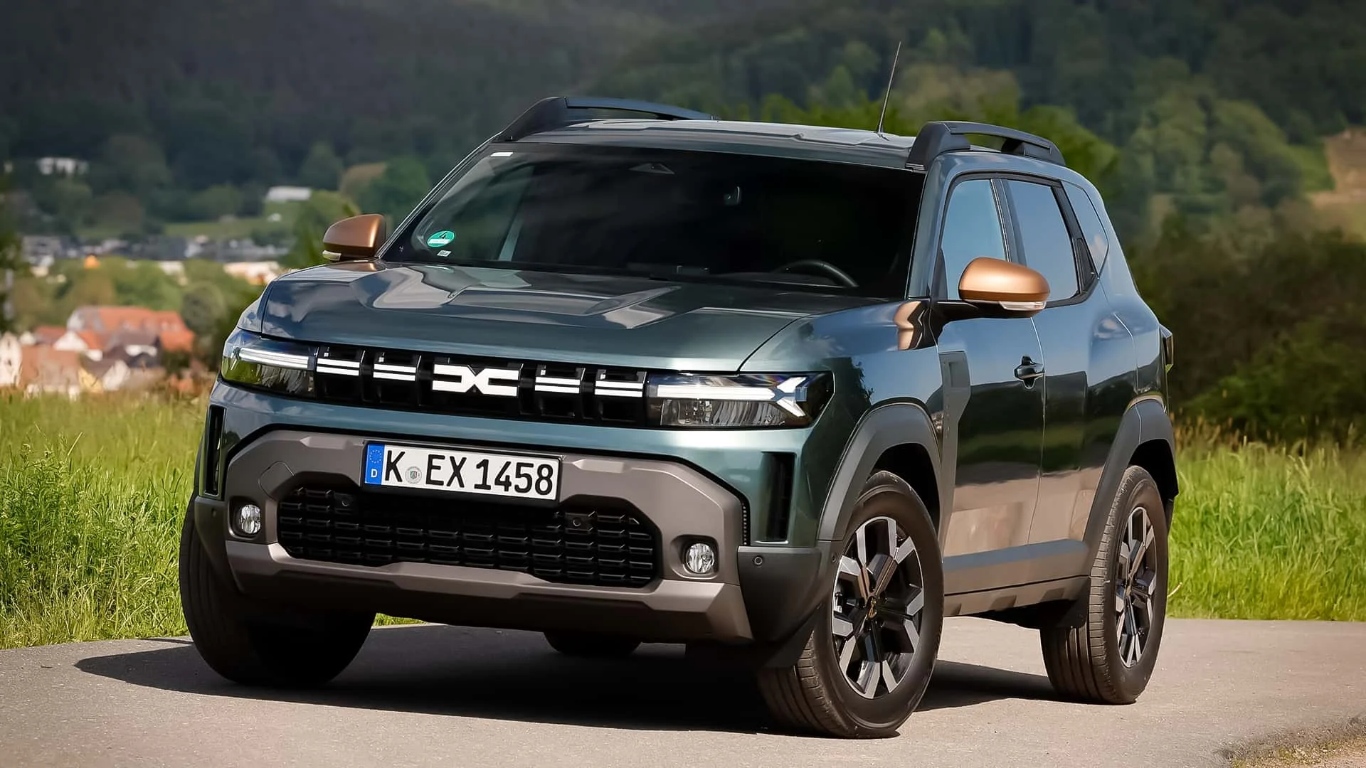Novo Duster terá versão com sistema híbrido e tração 4x4