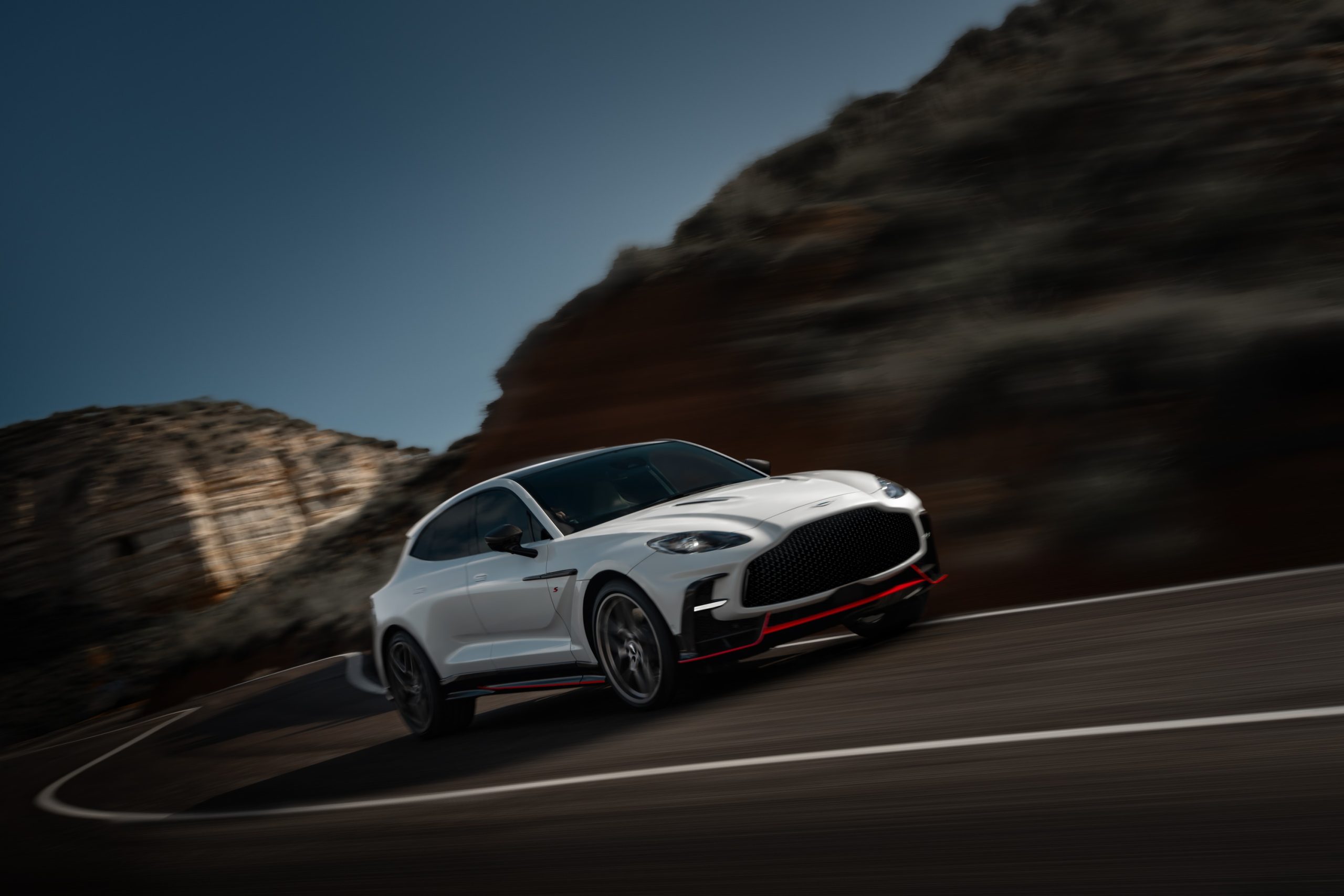 Aston Martin DBX S, na fotografia principal do comunicado de apresentação da Aston Martin, de abril de 2025.