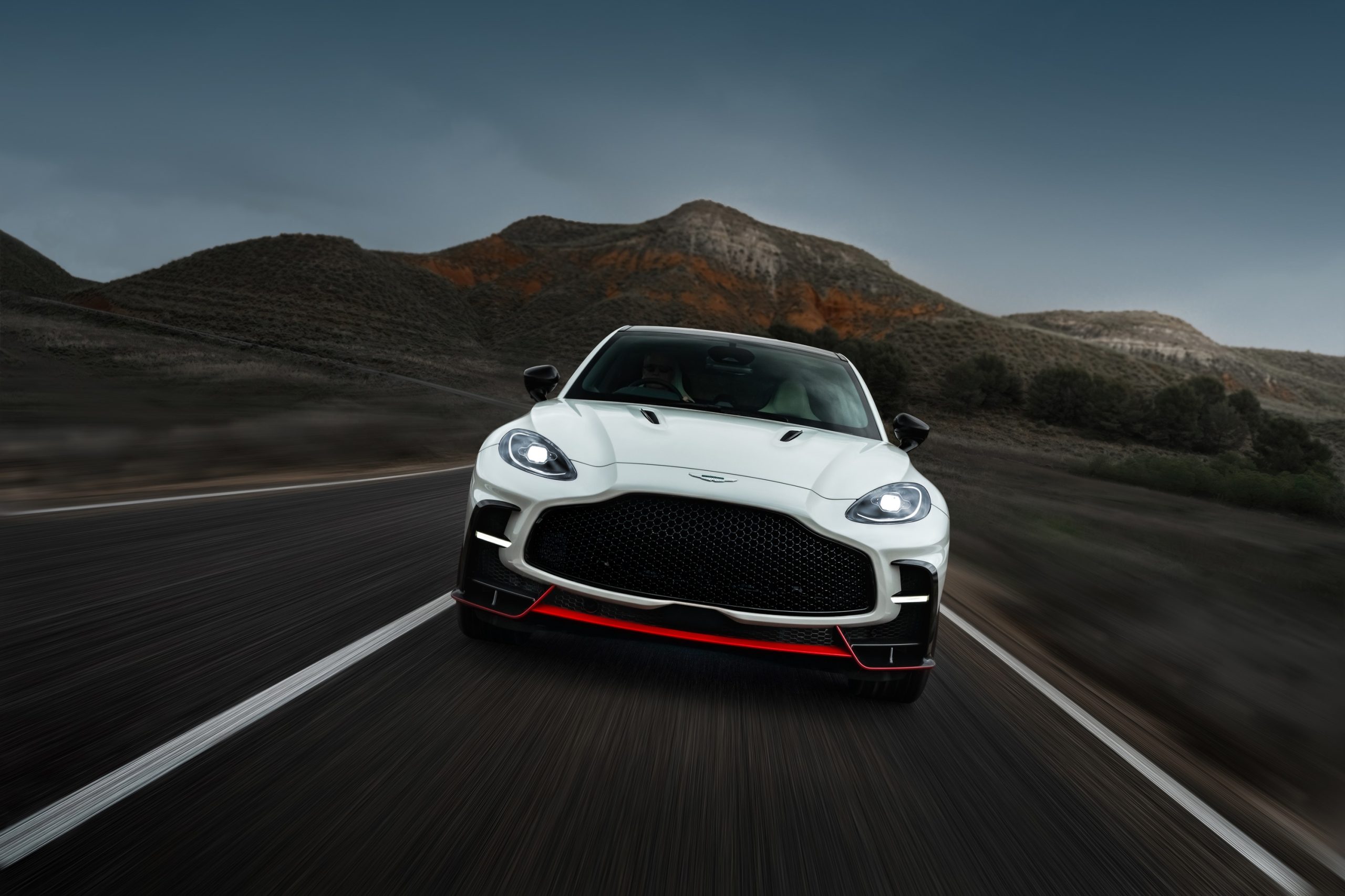 Aston Martin DBX S, numa fotografia oficial da Aston Martin, da galeria de apresentação do modelo em abril de 2025.