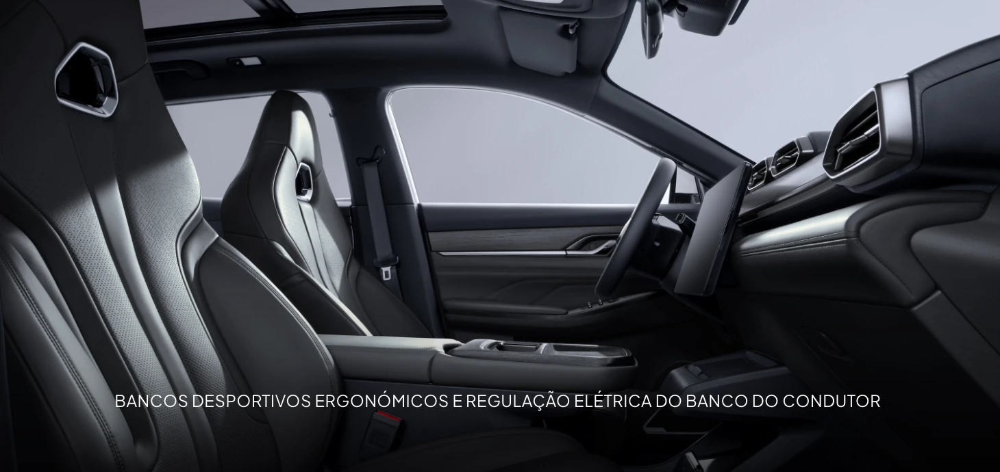 O interior do Dongfeng MAGE, com os bancos dianteiros e o ecrã digital no tabliê, numa imagem oficial da Dongfeng Portugal.