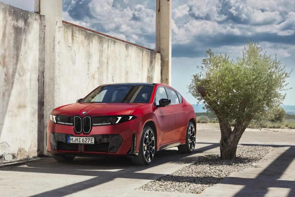 Este é o novo BMW iX4. Tem até… 828 km de autonomia