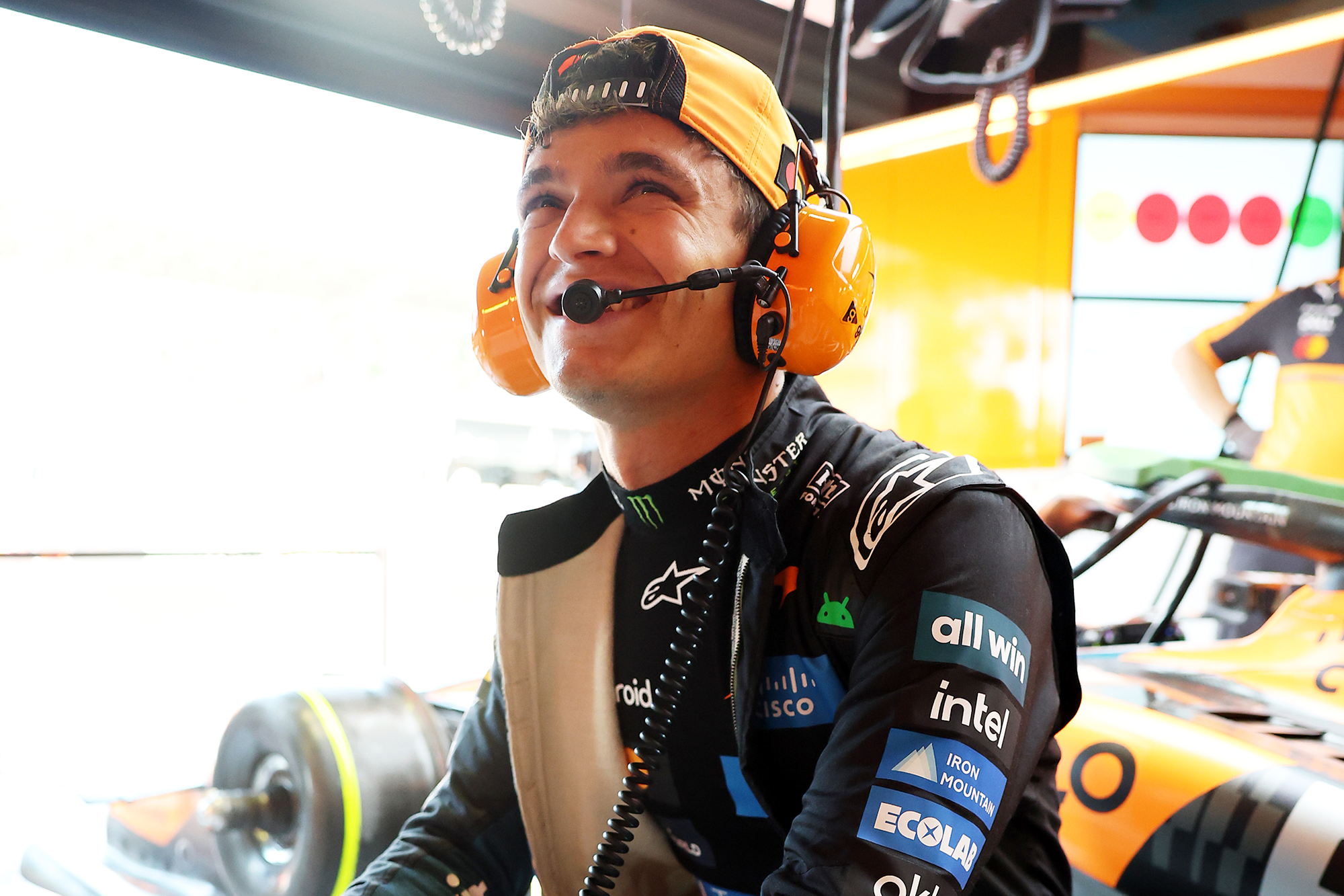 Correspondência visual não confirmada. A página oficial associa a imagem à cobertura do McLaren MCL40 no GP de Itália de 2026.