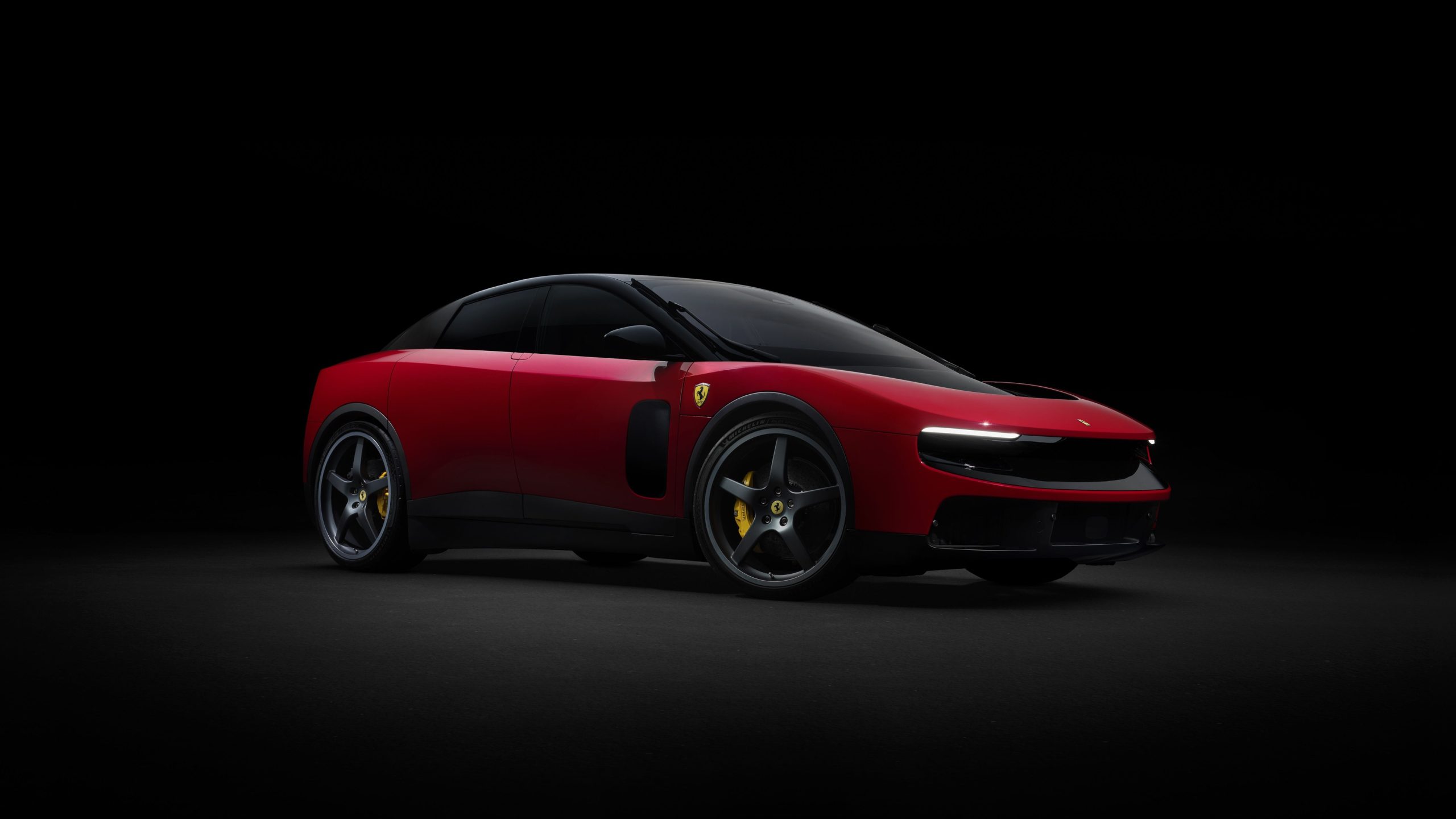 Ferrari Luce (2026) com as luzes acesas, fotografia oficial de estúdio da Ferrari. Ângulo não identificado pela fonte.
