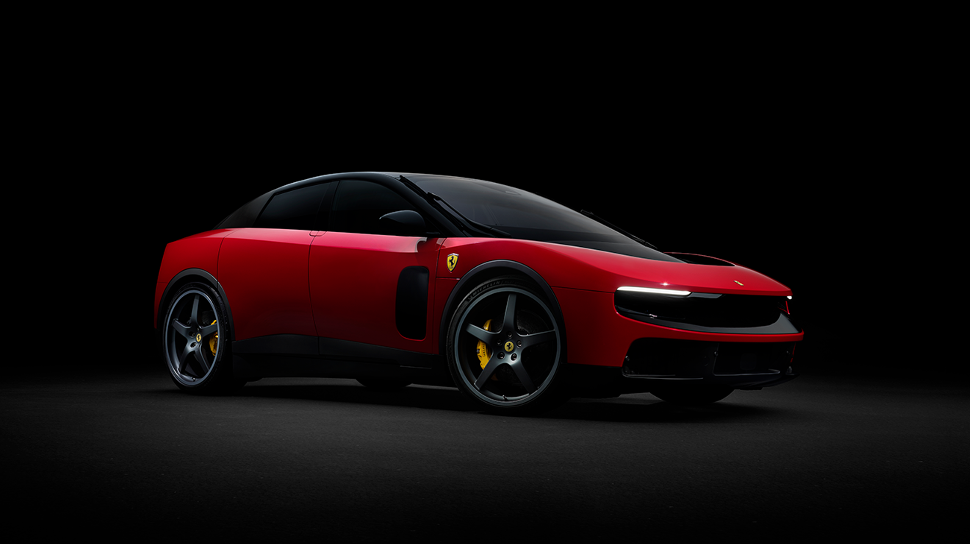 Ferrari Luce (2026) em vermelho, a imagem de abertura do comunicado oficial da Ferrari. Não mostra John Elkann nem o painel de Turim.
