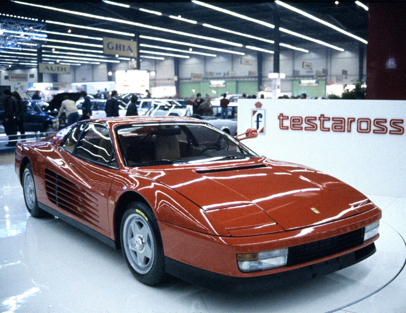 Na imagem, o Ferrari Testarossa, numa fotografia oficial da Ferrari.