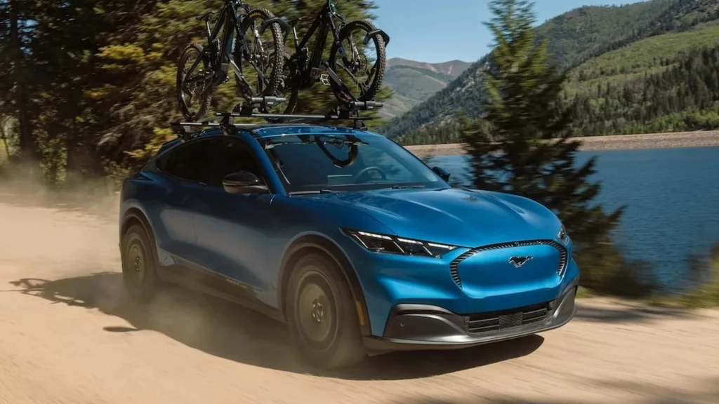 Ford Mustang Mach-E 2027 ganha baterias maiores e uma nova versão Trail mais aventureira