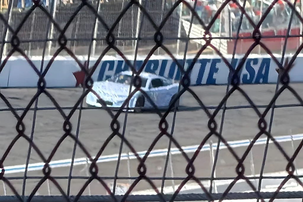 Ford testa novo mustang de NASCAR 2027 com camuflagem inédita