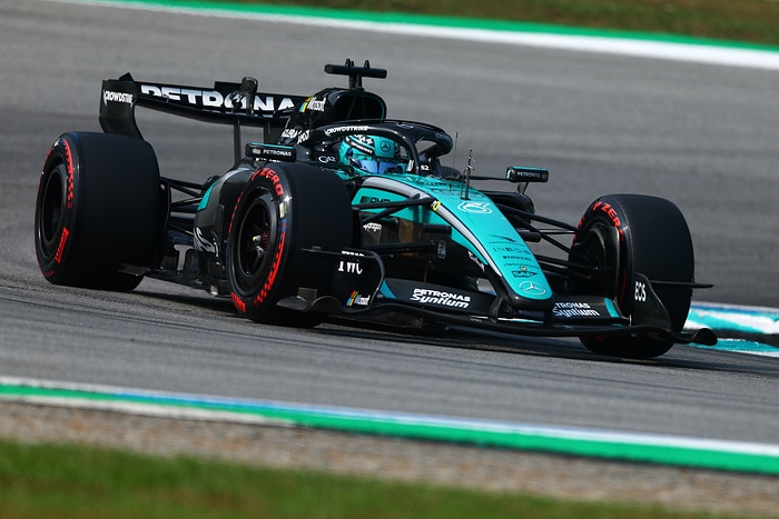 George Russell no Mercedes W17 número 63 na qualificação de sábado, 3 de outubro de 2026, em Sepang. Não mostra o abandono de domingo. Fotografia de Clive Mason, Getty Images, cedida pela Mercedes.