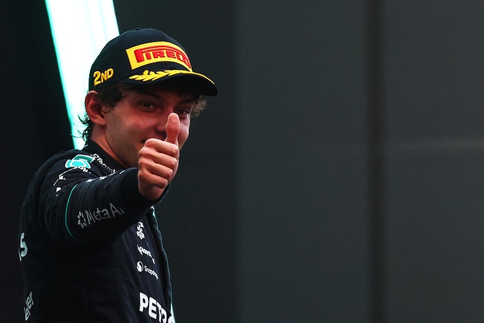 Não é George Russell; mostra Kimi Antonelli, segundo classificado, no pódio de Sepang a 4 de outubro de 2026. Não é de Barcelona nem de Silverstone. Fotografia de Joe Portlock, LAT Images, cedida pela Mercedes.