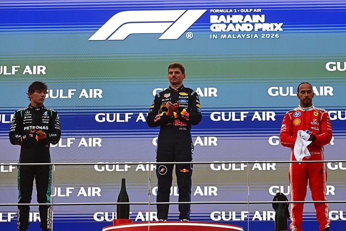 Não é George Russell; mostra o pódio de Sepang a 4 de outubro de 2026, com Max Verstappen (Red Bull), Kimi Antonelli (Mercedes) e Lewis Hamilton (Ferrari). Fotografia de Rudy Carezzevoli, Getty Images, cedida pela Mercedes.