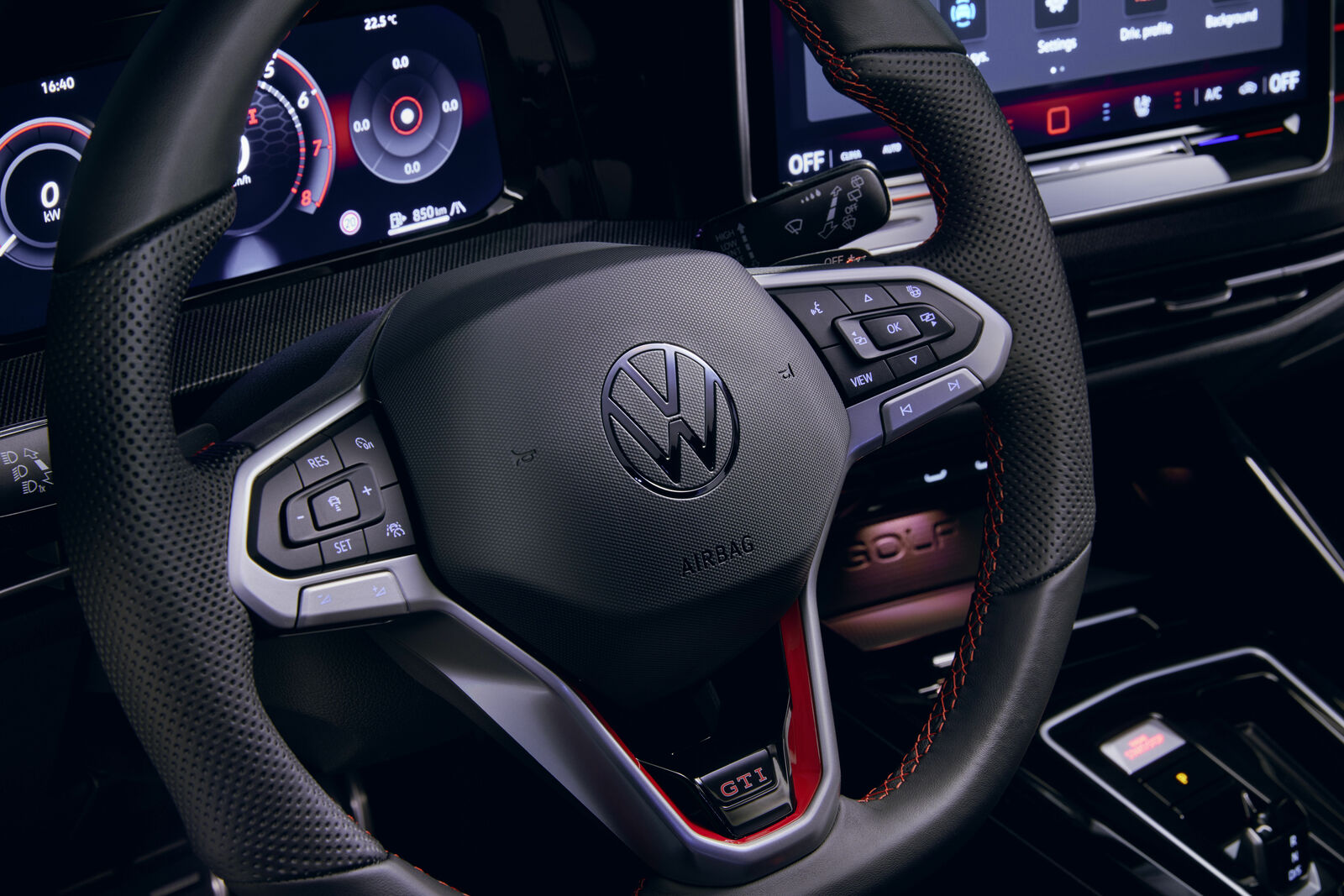 Interior do Volkswagen Golf GTI Mk8.5, identificado pela Volkswagen como veículo de pré-série.