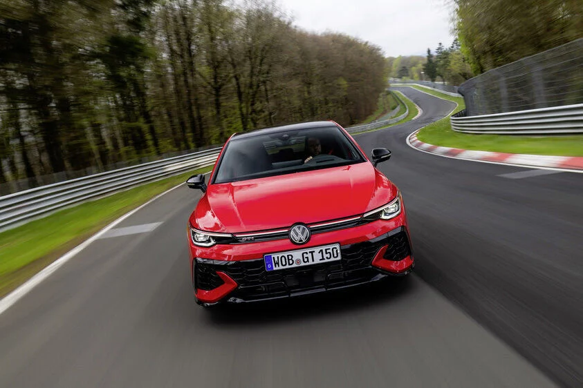 O Volkswagen Golf GTI Edition 50, fotografado no contexto do recorde no Nürburgring.