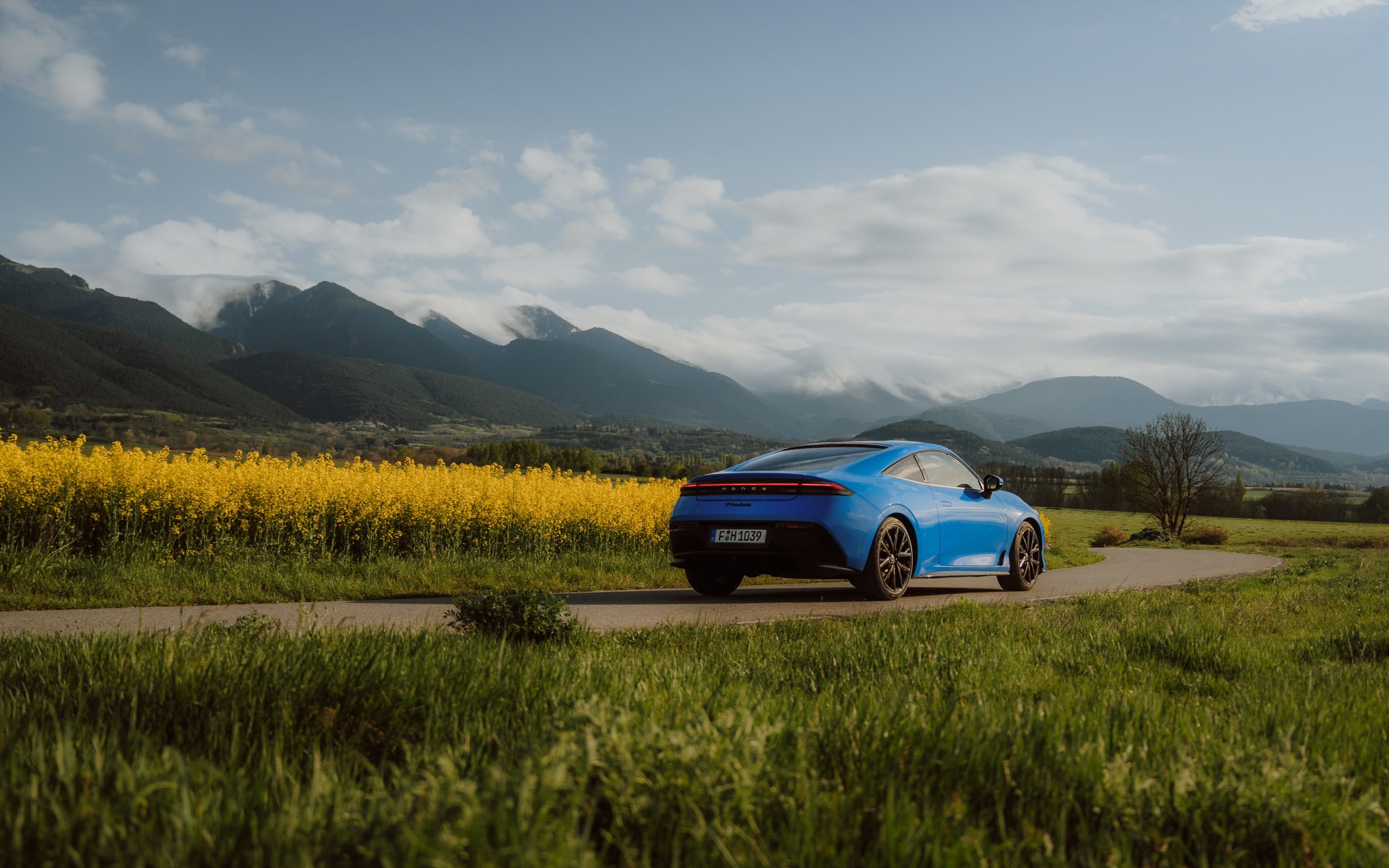 Honda Prelude e:HEV numa fotografia oficial de acção da Honda.