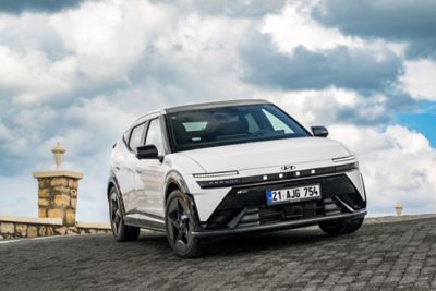 Hyundai IONIQ 3 Atlas White, numa fotografia oficial da galeria.