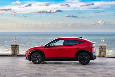 Hyundai IONIQ 3 Fierce Red Matte, numa fotografia oficial da galeria.