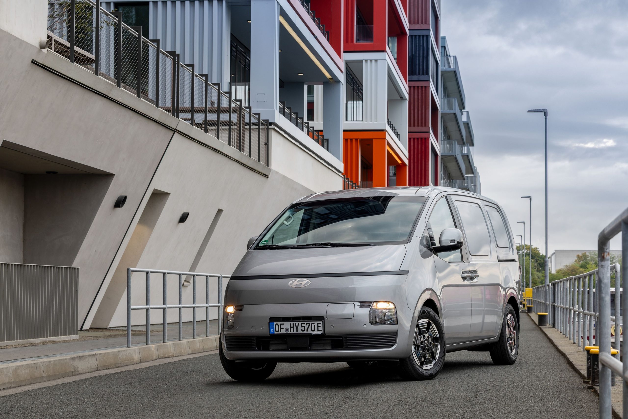 Hyundai STARIA Cargo eléctrico, numa fotografia da galeria oficial; a imagem não confirma, por si só, a capacidade de reboque.