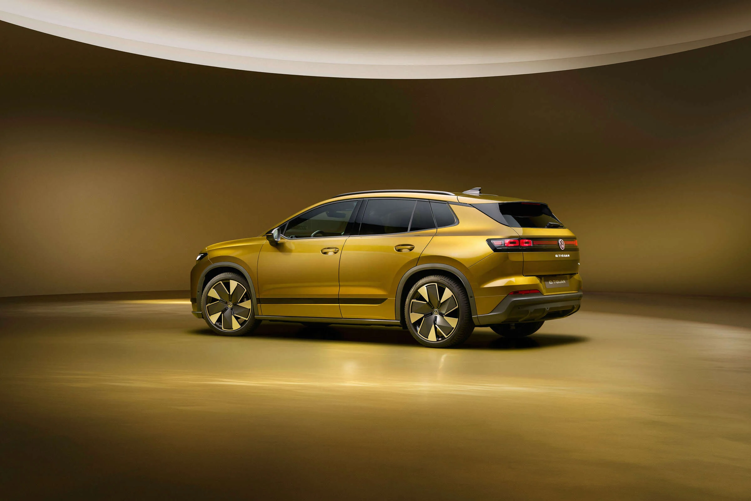 Volkswagen ID. Tiguan, identificado pela marca na galeria oficial. A versão R-Line não está identificada pela fonte desta fotografia.