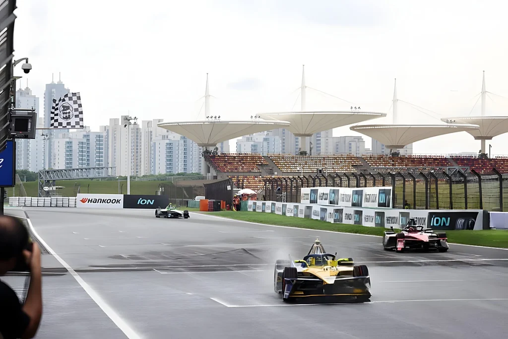 Lucas di Grassi surpreende e conquista primeira vitória para Lola Yamaha em Xangai
