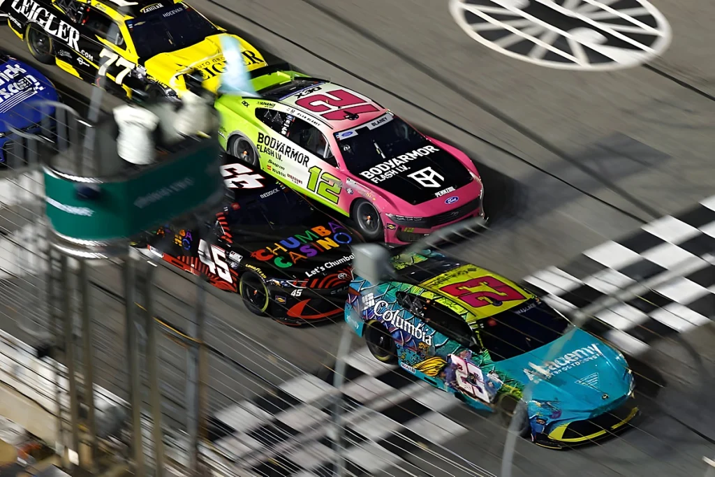 Tyler Reddick aproxima-se de Denny Hamlin no campeonato da NASCAR 2026