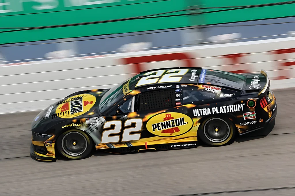 Joey Logano assegura pole position com volta impressionante na NASCAR